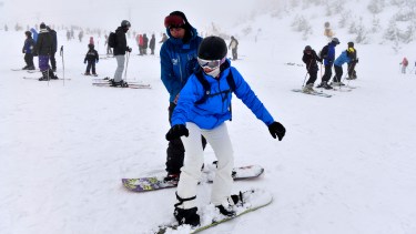 En el cerro Catedral hoy solo se habilitará la zona de Principiantes en la base, por tareas preventivas de avalanchas en la montaña. Foto: Archivo