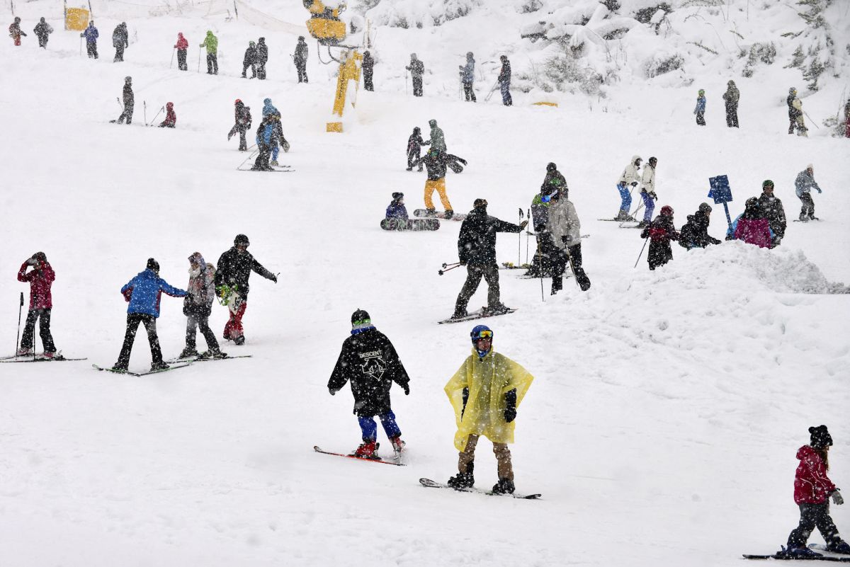 Después de la nevada más grande de lo que va del año, el cerro Catedral se colmó de esquiadores principiantes. Foto: Chino Leiva
