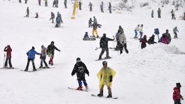 Después de la nevada más grande de lo que va del año, el cerro Catedral se colmó de esquiadores principiantes. Foto: Chino Leiva