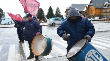 Trabajadores de organismos nacionales se manifestaron en el Centro Cívico  bajo la lluvia. Foto: Chino Leiva
