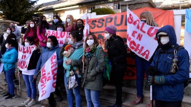 Los trabajadores del hospital Ramón Carrillo se concentraron en el ingreso por calle Moreno. Foto: Chino Leiva