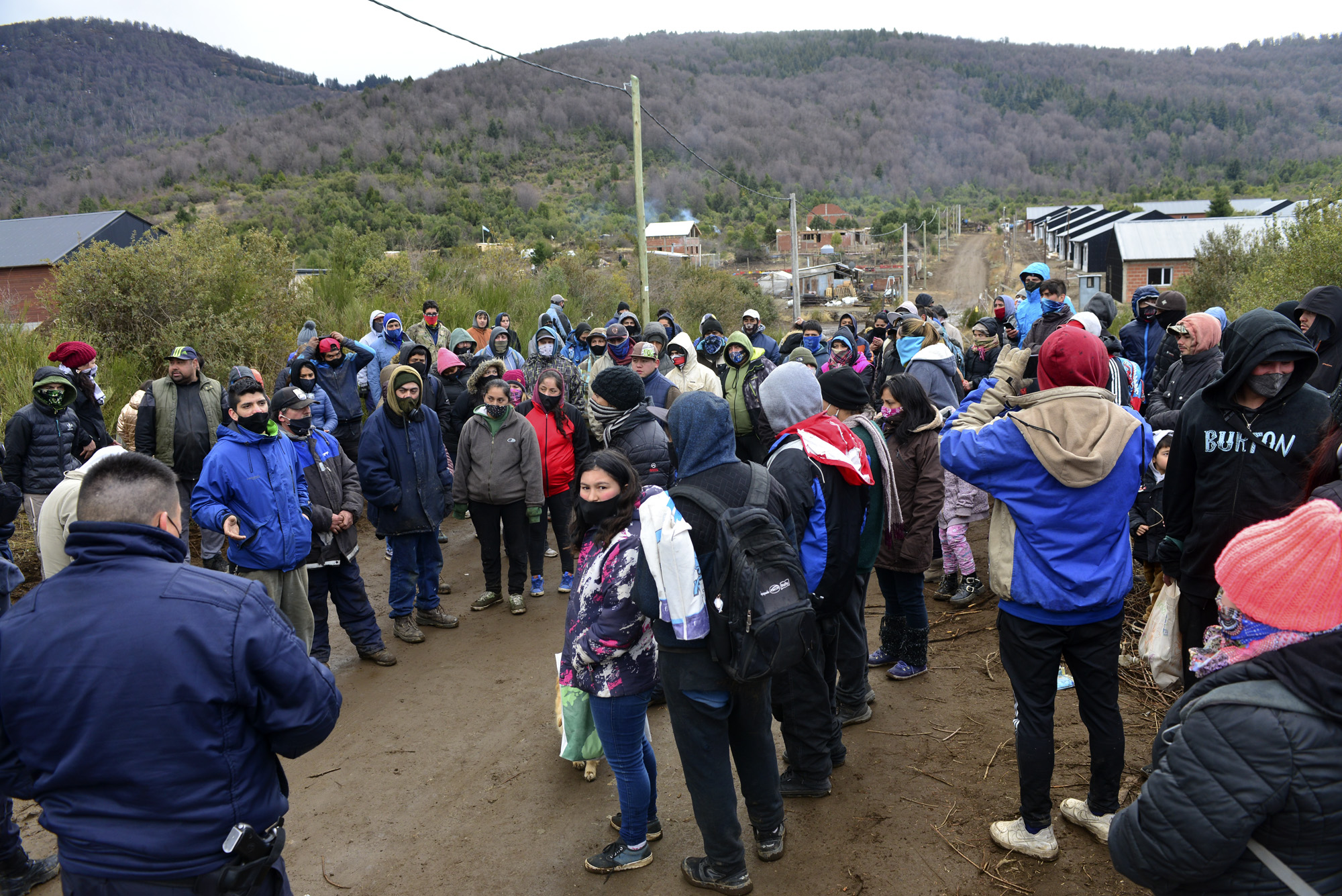 Decenas de personas comenzaron la toma en la ladera sur del cerro Otto el fin de semana pasada. Archivo /Chino Leiva