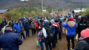 Decenas de personas comenzaron la toma en la ladera sur del cerro Otto el fin de semana pasada. Archivo /Chino Leiva