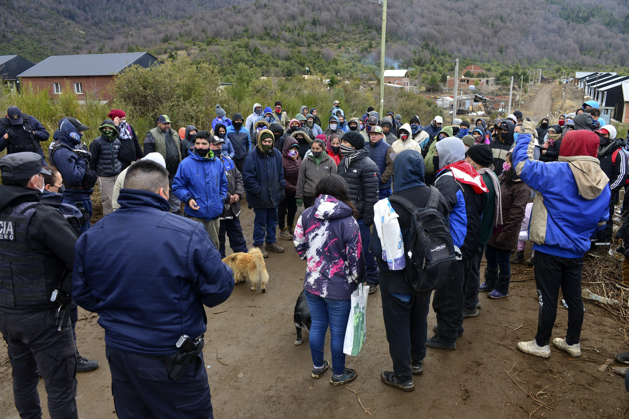 Un centenar de personas se sumó días atrás a la toma de tierras en la ladera sur del cerro Otto en Bariloche. (foto Alfredo Leiva)
