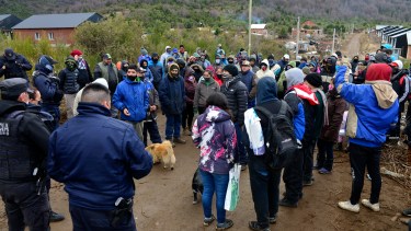 Un centenar de personas se sumó días atrás a la toma de tierras en la ladera sur del cerro Otto en Bariloche. (foto Alfredo Leiva)
