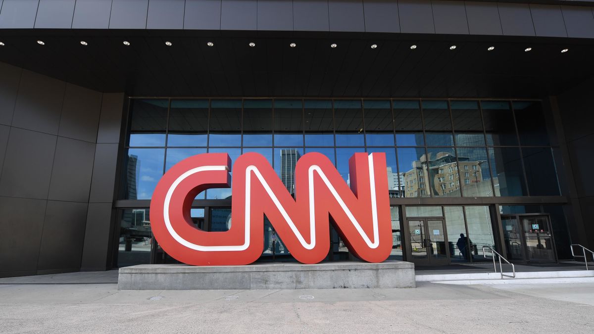 CNN despidió a tres empleados por ir a trabajar sin estar vacunados. 