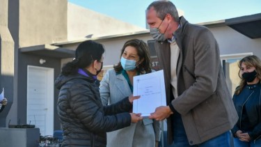La gobernadora y el vicegobernador el miércoles, durante el acto realizado en el nuevo plan de 22 viviendas de Roca.