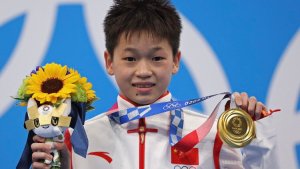 La china Hongchan, de 14 años, ganó el oro en clavado con dos puntuaciones perfectas