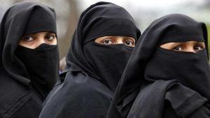 «Cuando salgo tengo que llevar burka»: el relato de mujeres afganas que ya viven bajo el control del Talibán