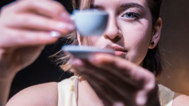 La obra cuenta una historia atemporal, en la que una mujer transita diversas instancias y momentos de su vida.