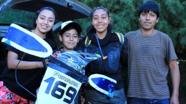 Dania junto a sus hermanos, quienes la brindan su incondicional apoyo. Foto: gentileza. 