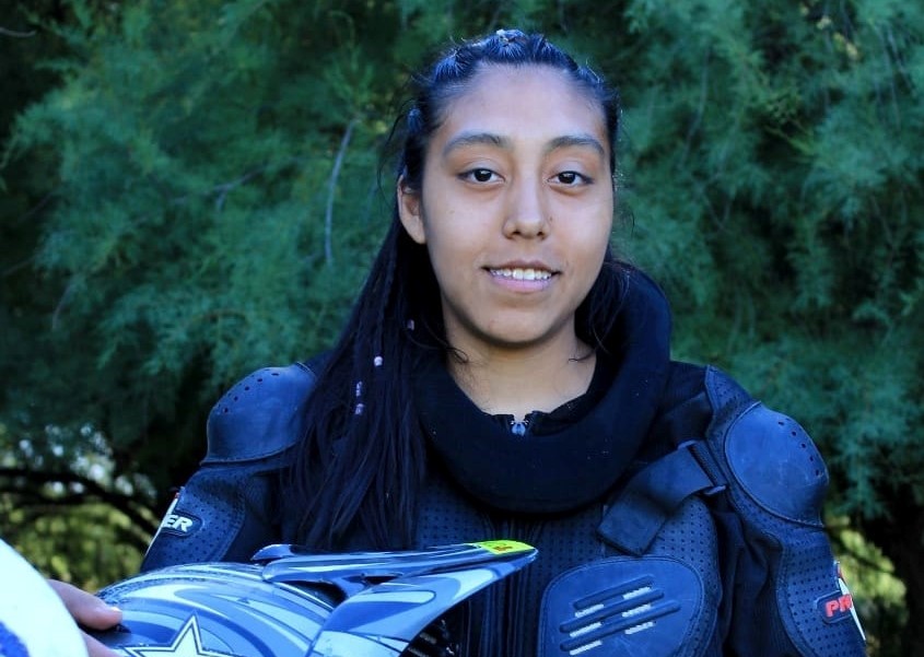 Dania, la futura maestra que hace rugir su moto a campo traviesa ...