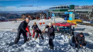 Cerro Catedral cierra la parte alta de la montaña y cruzan los dedos por una nevada