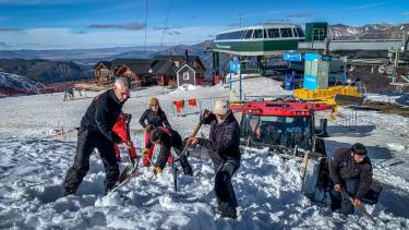 El gerente de Montaña de Capsa, Matias Marcaccini, informó que todas las tardes se organiza el operativo para buscar nieve que se usará después en las pistas. (foto archivo gentileza Capsa)