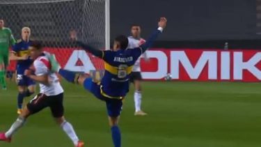 Rojo debió ser expulsado por la patada en la espalda a Álvarez.