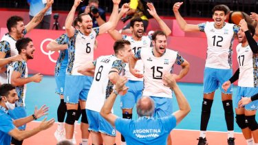 Así festejaron los chicos del vóley en la mañana de nuestro país, luego de superar a Italia. 