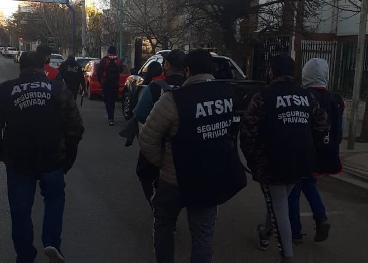 Trabajadores de la seguridad privada marchan reclamando por despidos. (Foto: gentileza AM Cumbre)
