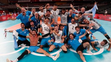 Festejo desaforado de jugadores y cuerpo técnico argentino en Tokio 2020. 