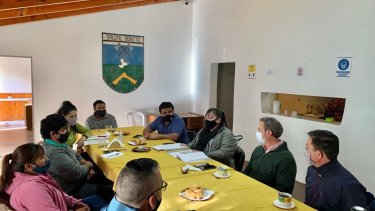 Los funcionarios prometieron que la próxima semana regresarán a Sauzal Bonito. (Gentileza).-