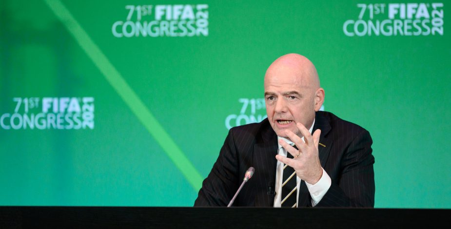 Gianni Infantino, presidente de FIFA, quiere destrabar el conflicto entre las ligas y Conmebol. 