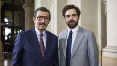 Darín caracterizado como Strassera y Lanzani como Moreno Ocampo.