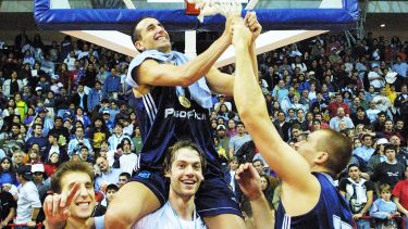 Ginóbili, Sánchez, Oberto y Wolkowyski en los festejos del Preolímpico 2001.