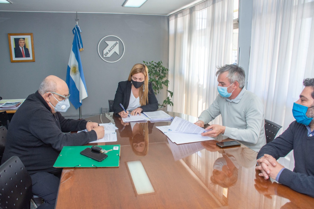 El contrato se firmó en el despacho de la intendenta María Emilia Soria.  