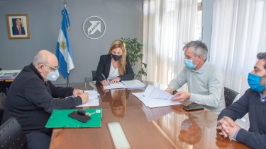 El contrato se firmó en el despacho de la intendenta María Emilia Soria.  