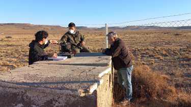 Geólogos de Hidroar, realizan un mapeo en una de las perforaciones que tiene la Cooperativa de Agua de Jacobacci. Foto: José Mellado.