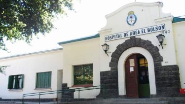 Una pobladora de El Bolsón junta firmas "en defensa del hospital". Foto: archivo