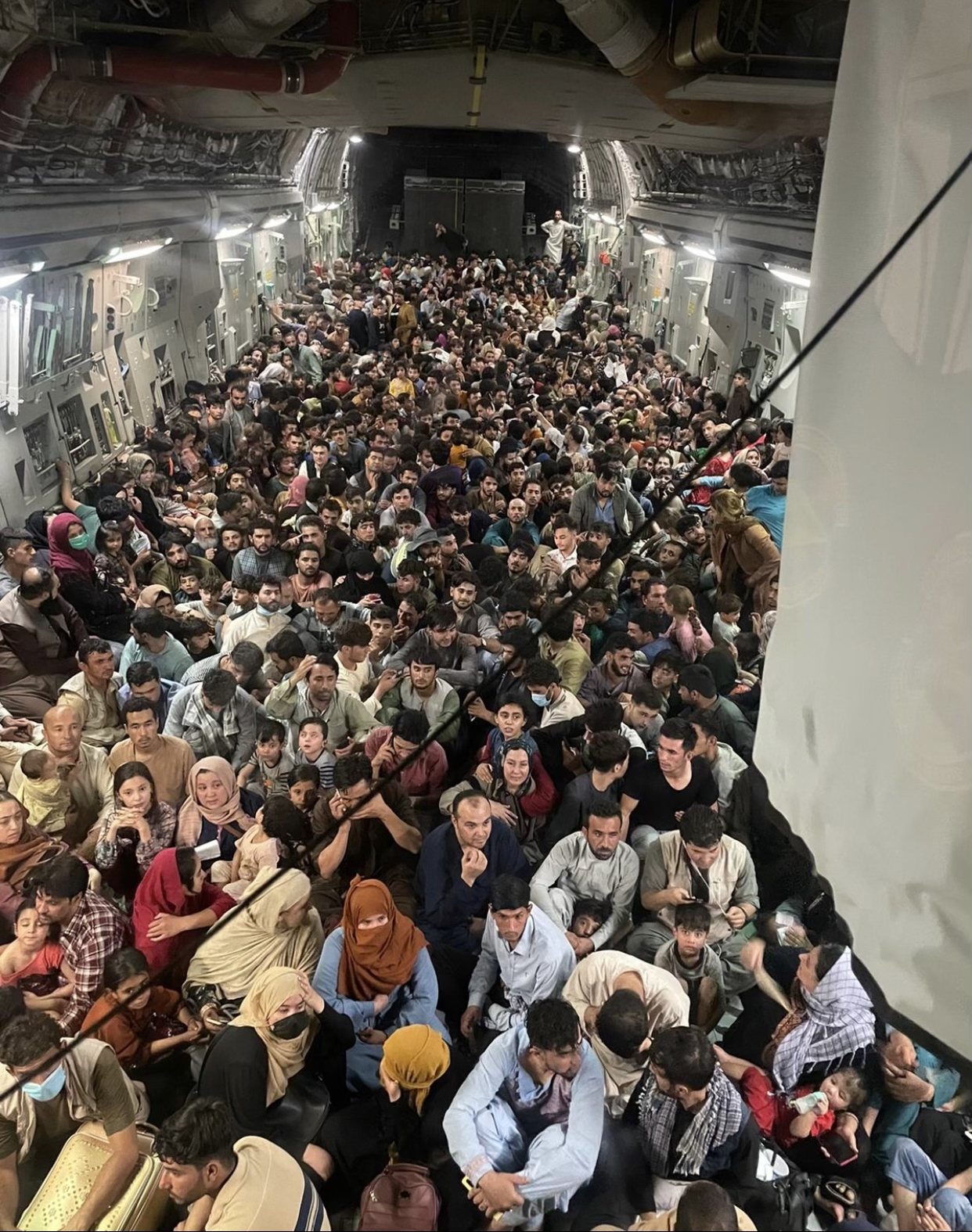 La foto completa sin recortar del interior de un C-17 de la Fuerza Aérea de los EE. UU. Voló desde Kabul a Qatar el 15 de agosto.

