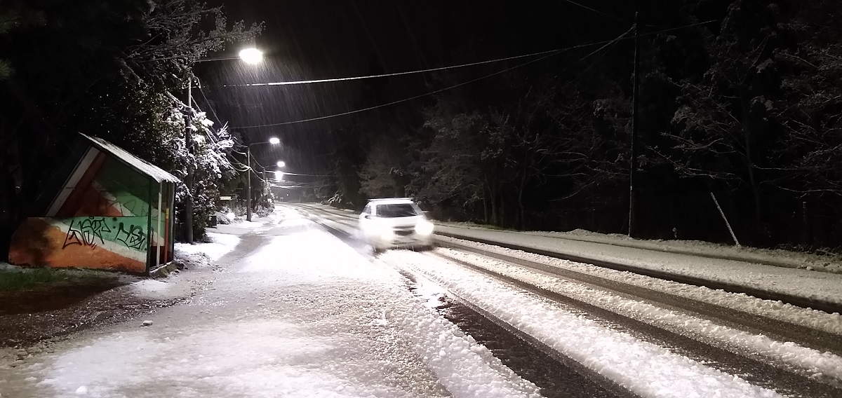 Las rutas de la cordillera y las principales avenidas de Bariloche están cubiertas de nieve. 