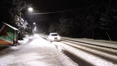 Las rutas de la cordillera y las principales avenidas de Bariloche están cubiertas de nieve. 