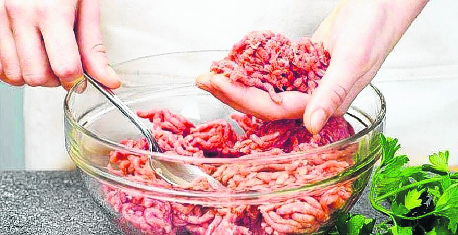 Se le suele llamar el mal de la carne cruda porque muchas veces se contagia a partir de carnes mal cocidas. 