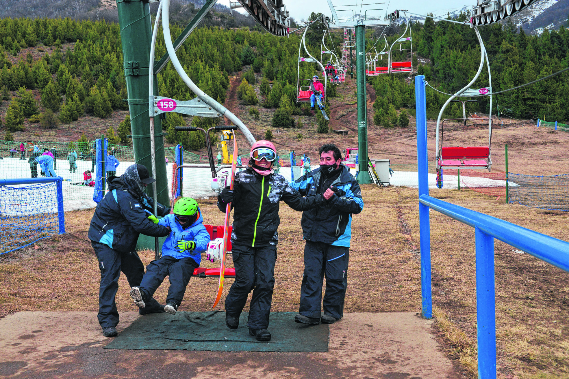 Todos quieren esquiar, pero la nieve no está. En la base los principiantes tienen artificial. Foto: Alfredo Leiva