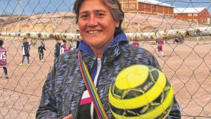 Andrea, la entrenadora que agita pasiones en las canchas del Club Noroeste
