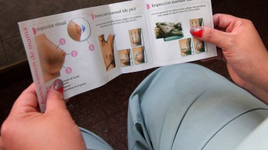 La prevención es clave. Una de las formas es la inspección manual, también conocida como autoexamen mamario, que se puede hacer de pie o acostada. ( Oscar Livera) 