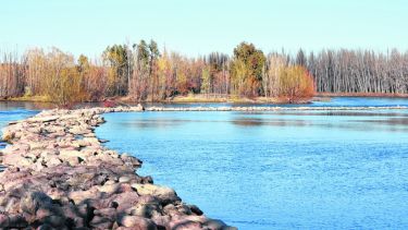 Una de las obras que hacía la AIC era la defensa de los ríos (Florencia Salto)