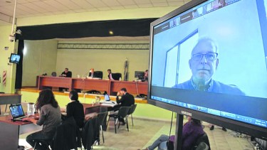 El defensor Repetto en modo virtual, al igual que las defensoras Celia Delgado y Gabriela Labat, en una de las audiencias . Foto: Yamil Regules