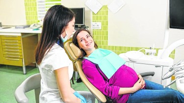 La enfermedad periodontal y los nacimientos prematuros están asociados, según muchos estudios.