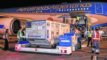 Uno de los embarques de Aerolíneas Argentinas que llegó con vacunas. 