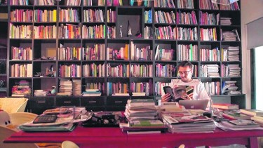 La biblioteca de Mario Riorda, desbordada. 