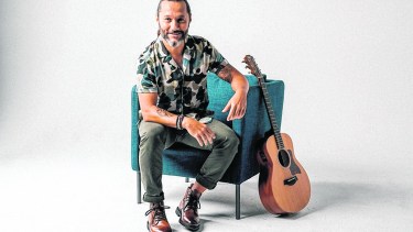 Estos últimos años su base está en Miami. Allí vive con su esposa Débora Bello y su hija Nina de ocho años. A pocas cuadras de su casa está el estudio donde grabó su noveno disco de estudio.