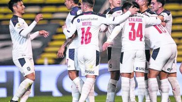 Los de Falcioni arriesgan la punta ante Defensa.