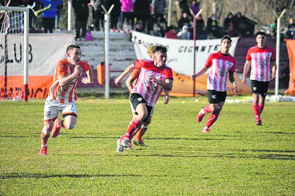 En la Chacra, el Rojo recibe a Deportivo Rincón en un duelo de alto voltaje.
