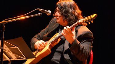 Luis Salinas regresa a los escenarios de la región en formato trío, con su hijo Juan en guitarra, y Alejandro Tula en percusión.