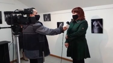 Macarena Batalla manifestó su satisfacción por exponer su obra en Bariloche. Foto: Gentileza. 