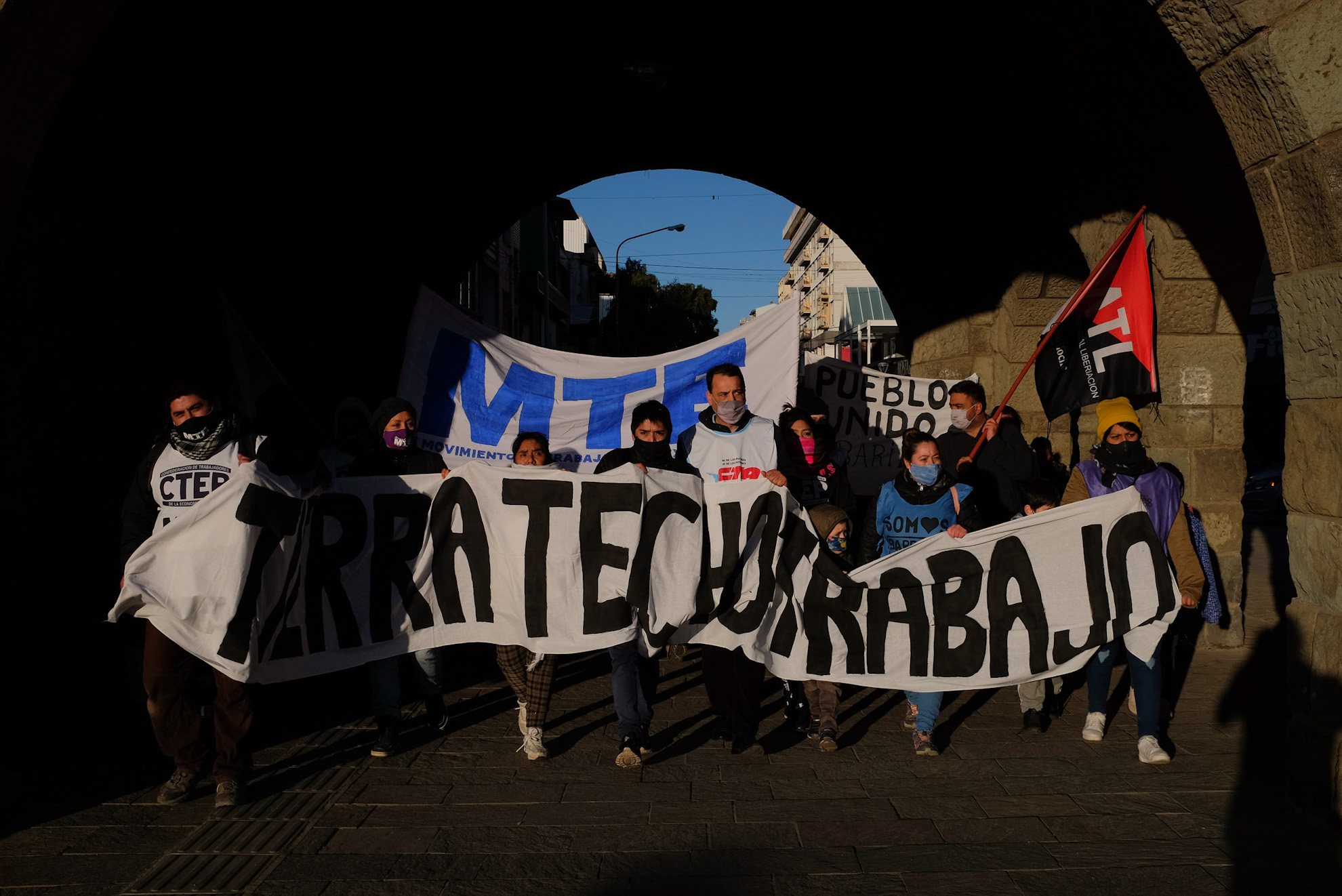 Los manifestantes marcharon hasta el Centro Cívico de Bariloche. (foto Marcelo Martínez)