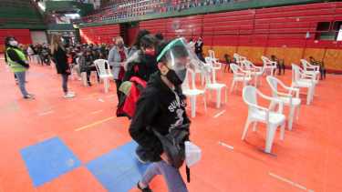 El operativo de vacunación en el estadio Ruca Che. Foto: Oscar Livera