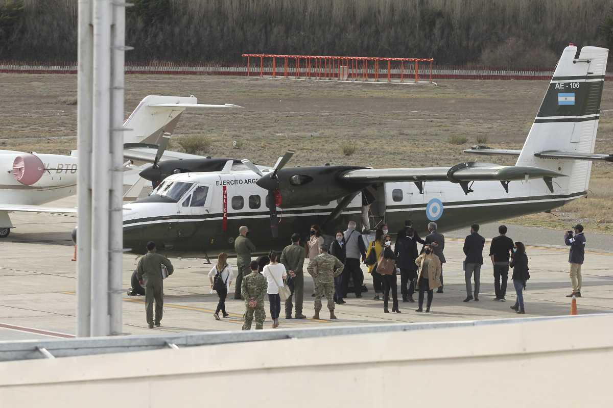 En el aeropuerto de Neuquén, sobrevivientes participaron de una inspección ocular en 2021. Foto: archivo Oscar Livera.